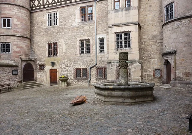 Innenhof Brunnen und Nordflügel