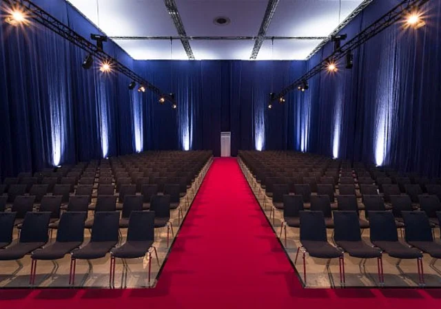 HALLE 1 mit Raum-in-Raum-Einbauten