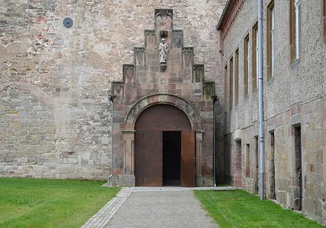 Eingang zur Schlosskirche, Westen