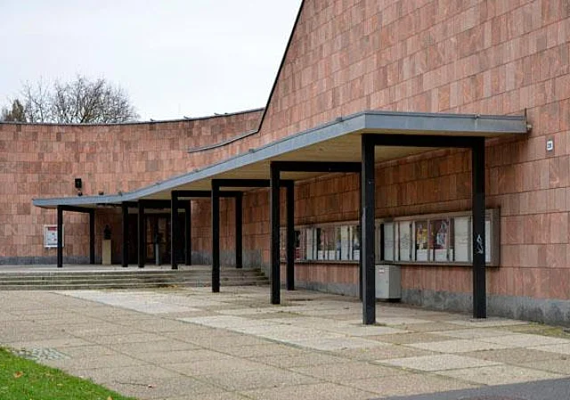 Vorplatz, Eingang