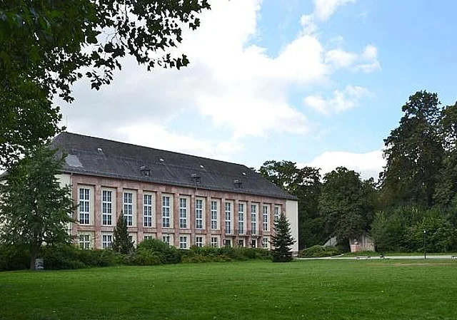 Kulturhaus Aue, Gesamtansicht mit Thälmann-Gedenkstätte