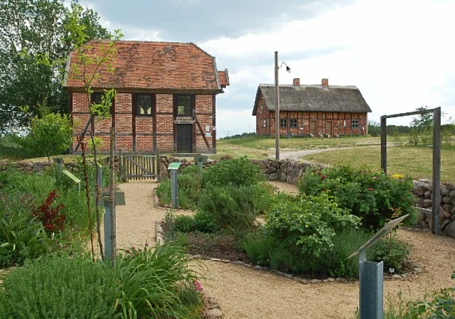 Pfarrgarten, Kapelle und Doppelkossattenhaus