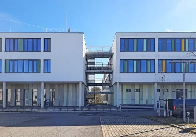 Verbindungstreppe zwischen Neubau und Erweiterungsbau