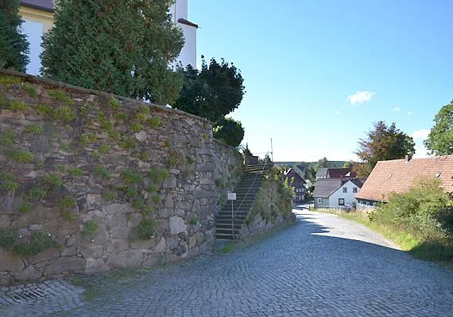 Bahnhofstraße, Treppenaufgang zur Dorfkirche