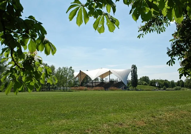 Blick über die große Angerwiese zur Seebühne