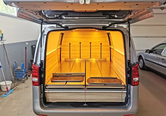 Leichenwagen für zwei Särge