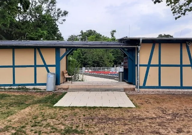 Durchgang zum Schwimmbad (hinten)