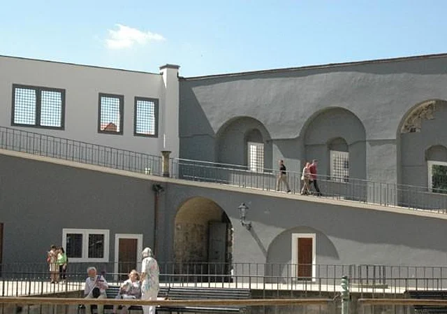 Mauer und Aufgang hinter der Pferdetränke, Richtung Süden