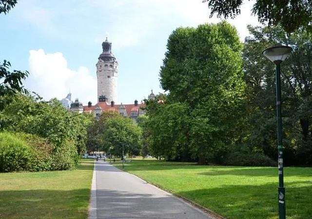 Plastikgarten, Blick zum Neuen Rathaus