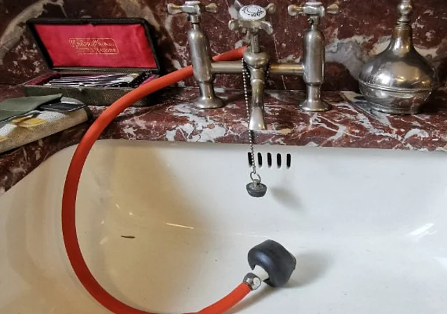 Männersalon Waschbecken mit Schlauch