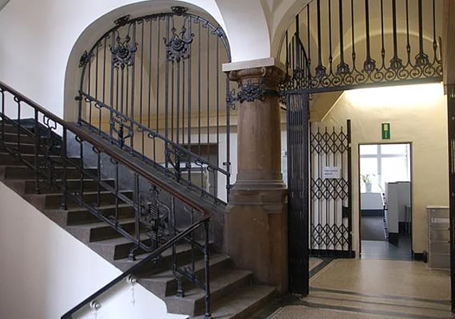 Flur und Nebentreppenhaus im Erdgeschoss