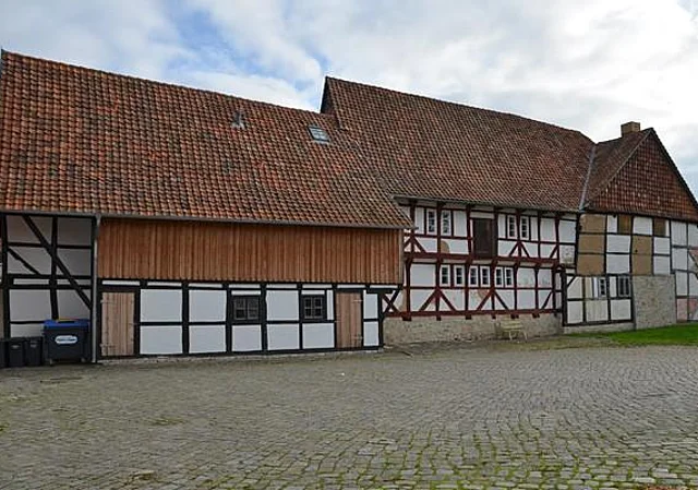 westliche Aussenfassaden am Parkplatz