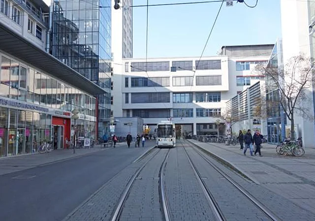 Westflügel mit Durchgang Carl-Zeiss-Straße
