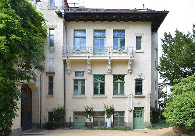 Ostfassade, Haupt- und Nebeneingang