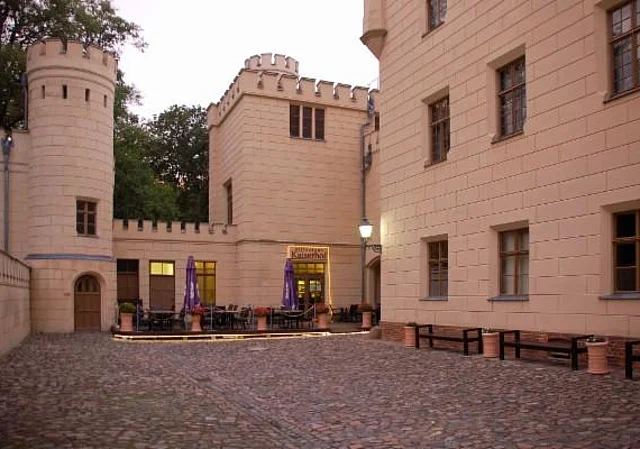 südlicher Schlosshof und Restaurant, Osten
