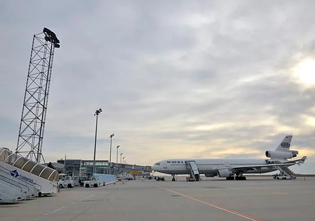 Vorfeld mit Flugzeug