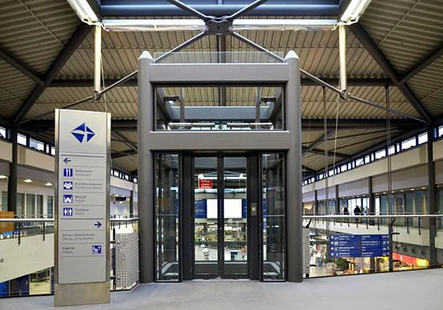Terminal B, Personenaufzug