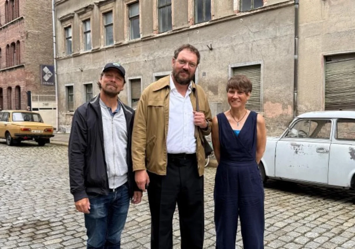 am Set in Weißenfels: Regisseur Lars Jessen, Hauptdarsteller Charly Hübner (als „Paul Gompitz“), Szenenbildnerin Jenny Rösler