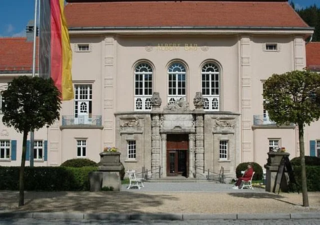 Albert Bad, Eingangsportal