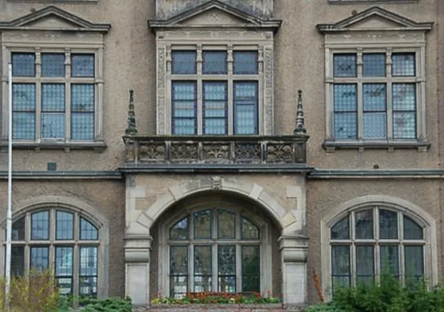 Fassade mit Balkon, Osten