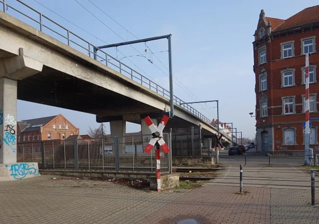 Magdeburger Allee, Bahnübergang Hohenwindenstraße