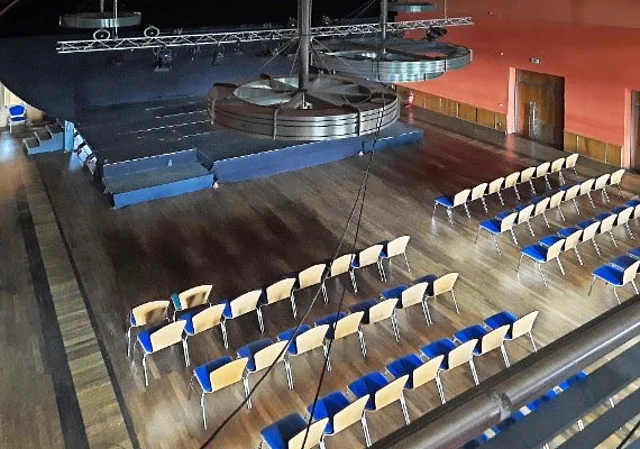 Blick in den Saal von der Empore auf Zuschauerseite