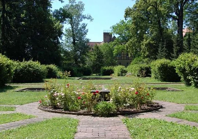 Rosenrondell mit Blick zum Gutshaus