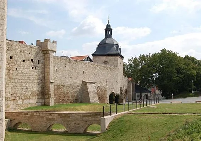 Stadtmauer mit Aquädukt
