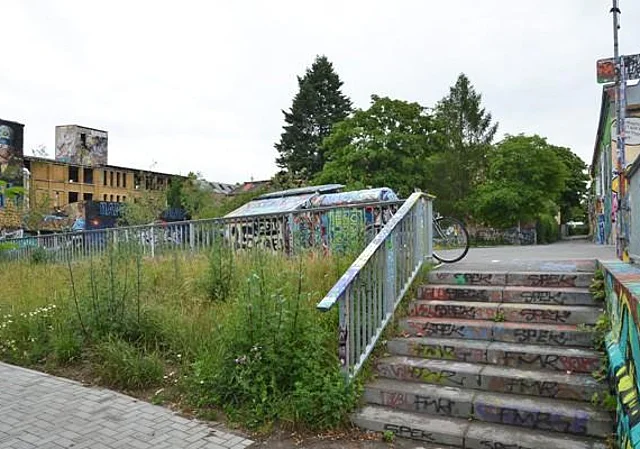 angrenzende Freifläche, Betontreppe