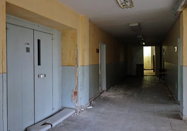 Lehrgebäude Gang mit Fahrstuhl