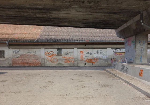 Magdeburger Allee, unter der Gleisbrücke
