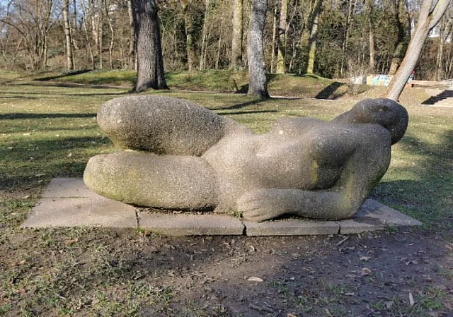 Skulptur "Liegender Akt"