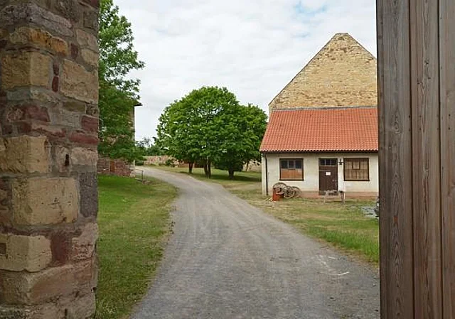 Toreinfahrt nach Südwest, Blick auf Scheune und Werkstatt
