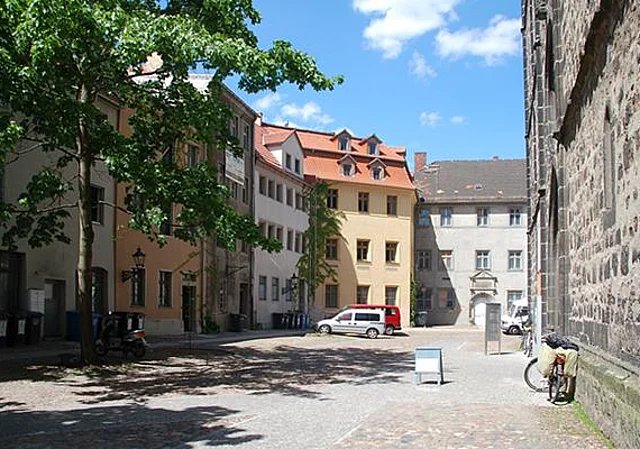 westlicher Kirchplatz nach Norden