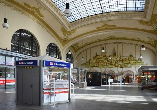 Bahnhof Dresden-Neustadt, Empfangshalle, DB-Infostand und temporäre Ausstellung