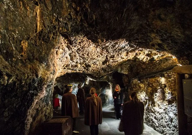 Gäste in der Grotte