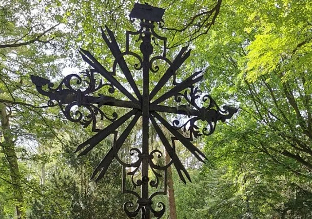 Grabkreuz aus Metall