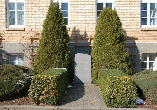 Gedenkstein vor dem Objekt, Südost