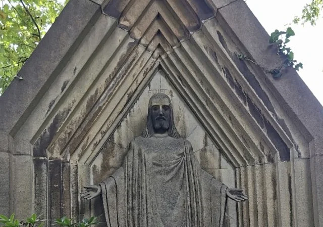Grabskulptur mit Jesus "Friede"