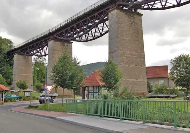 Hauptstraße mit Viadukt