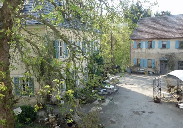 Blick zu Herrenhaus und Trakt mit Ferienwohnungen
