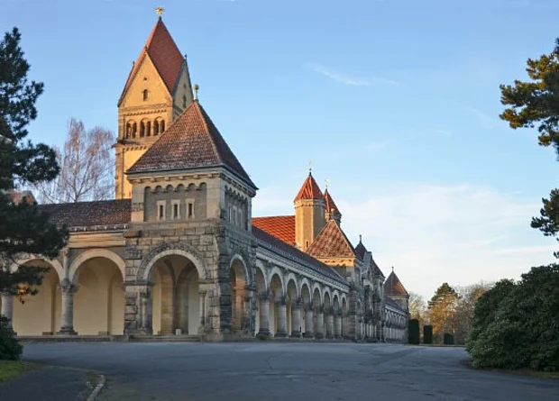Südfriedhof Leipzig, Kapellenanlage, Säulengänge 