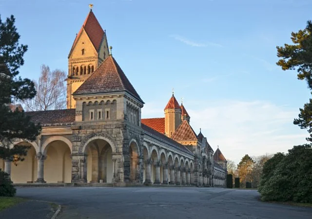 Südfriedhof Leipzig, Kapellenanlage, Säulengänge