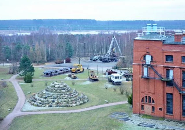 Energiefabrik Knappenrode, Findlingspyramide, Blick zum Graureihersee