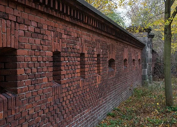 Ziegelsteinmauer entlang der Allee 