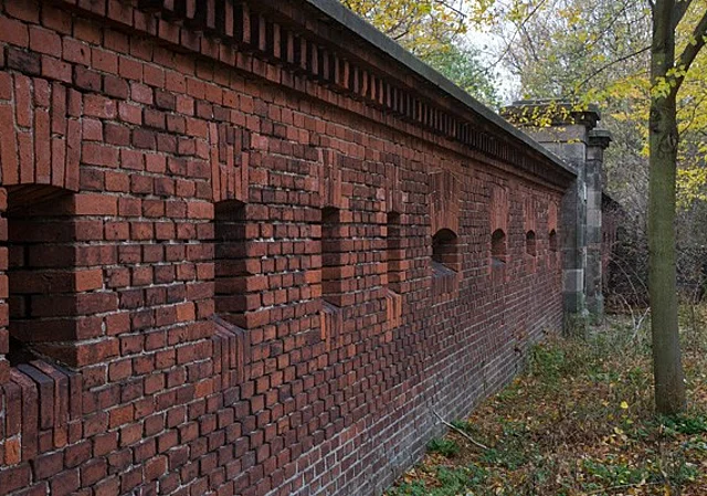 Ziegelsteinmauer entlang der Allee