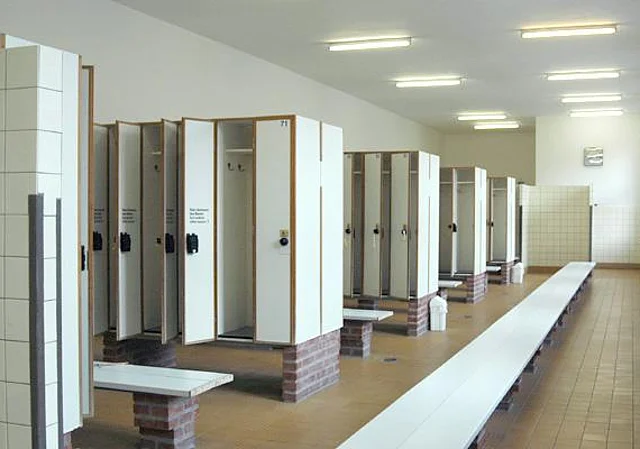 25 m-Schwimmhalle, Umkleiden