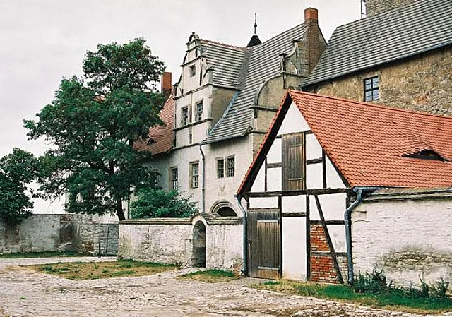 Schloss Plötzkau, Vorburg
