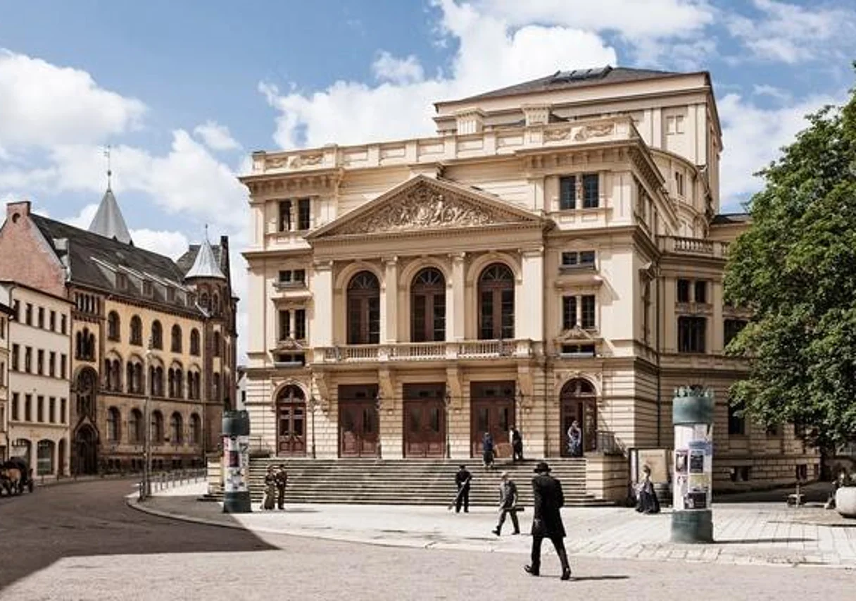 vor dem Stadttheater Altenburg