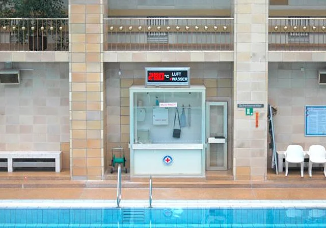 50 m-Schwimmhalle, Kabine der Wasserwacht